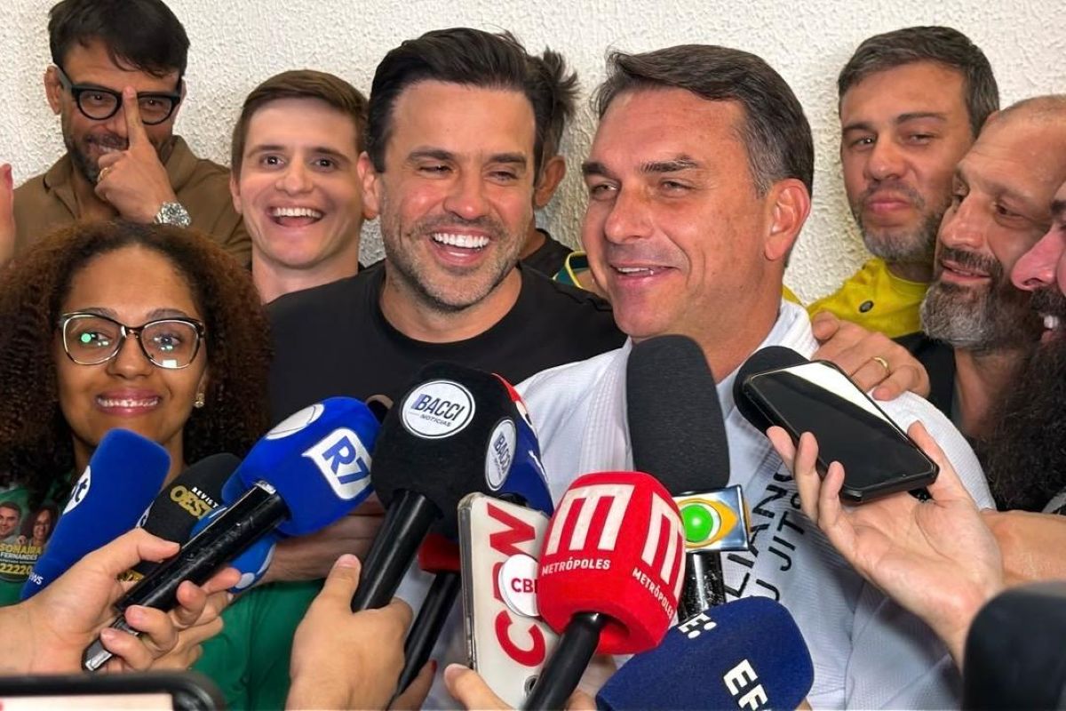 Flávio Bolsonaro apresenta Pablo Marçal como colaborador de campanha