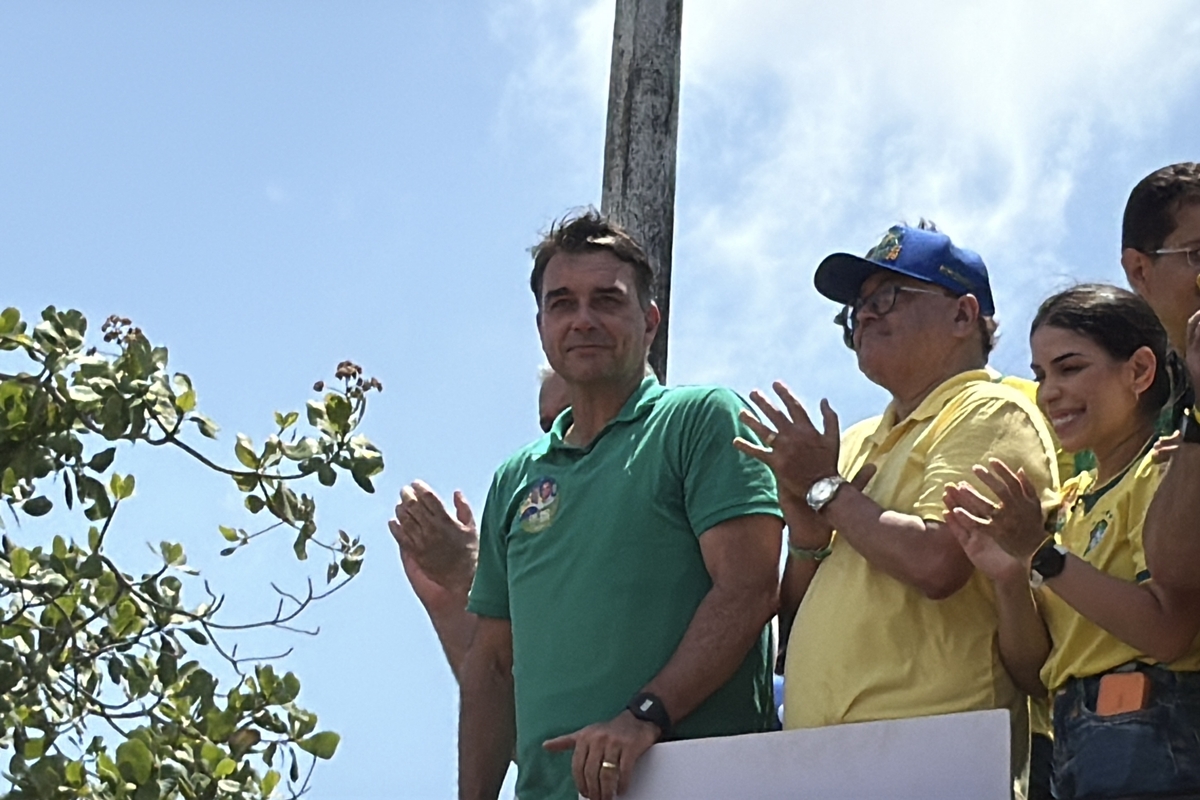 Em São Luís, Flávio chora em comício e ergue retrato de Jair Bolsonaro