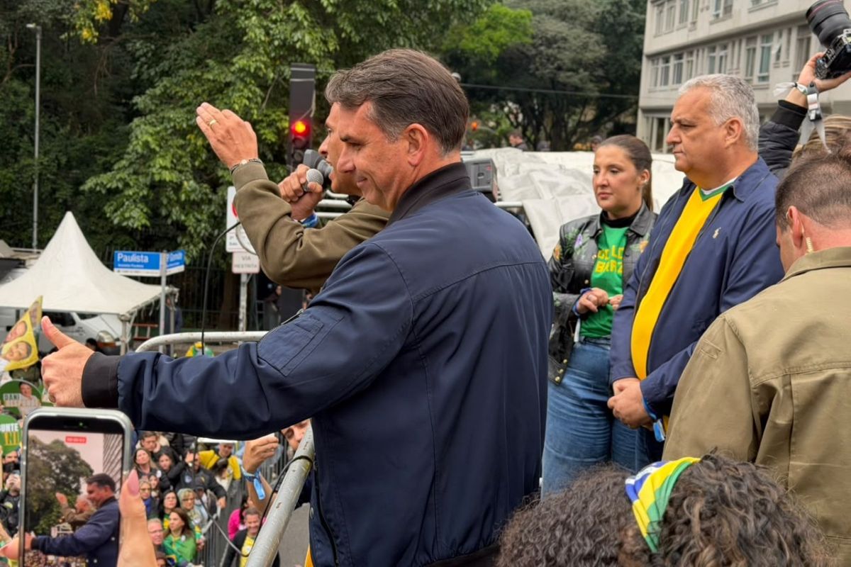 "Quem vota em Lula, vota em Alexandre de Moraes", diz Flávio em ato em SP