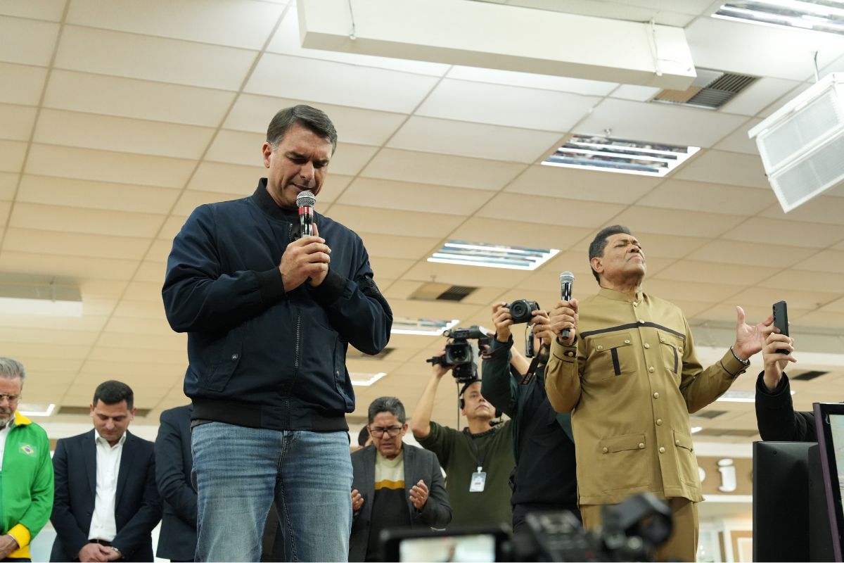 Em igreja, Flávio pede a Deus "espada da justiça" na Praça dos Três Poderes - Foto