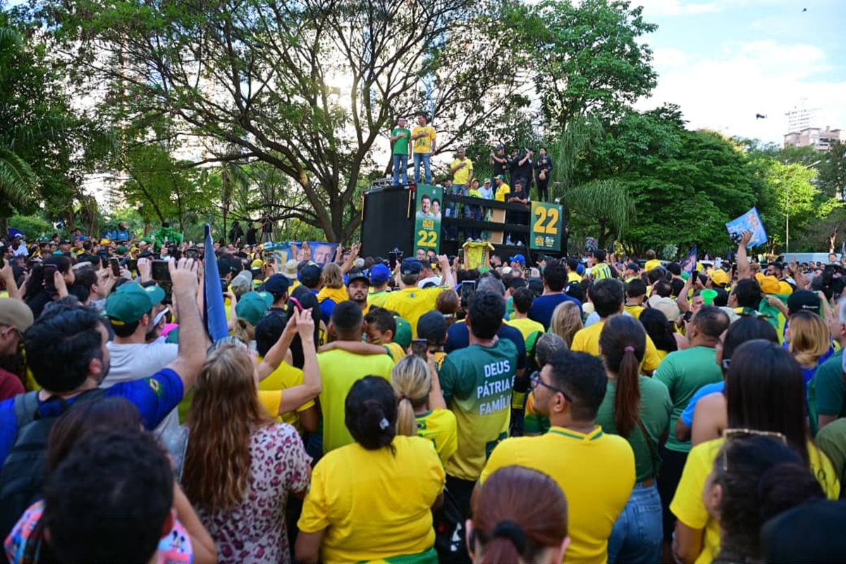 "Tentativa de homicídio", diz Flávio após carreata ser atingida por ovos