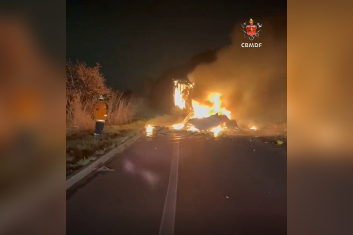 Acidente entre caminhões deixa 2 mortos e interdita trecho da BR-060