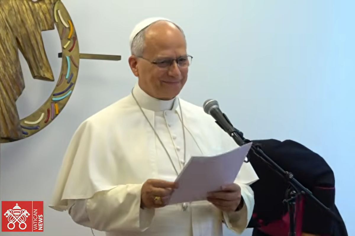 Papa Leão XIV visita migrantes antes de missa em Paris: "Dignidade e paz"