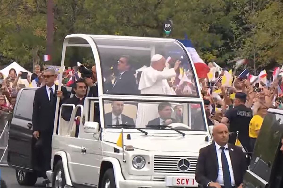 Em visita, Papa Leão XIV celebra missa e reúne 800 mil pessoas em Paris