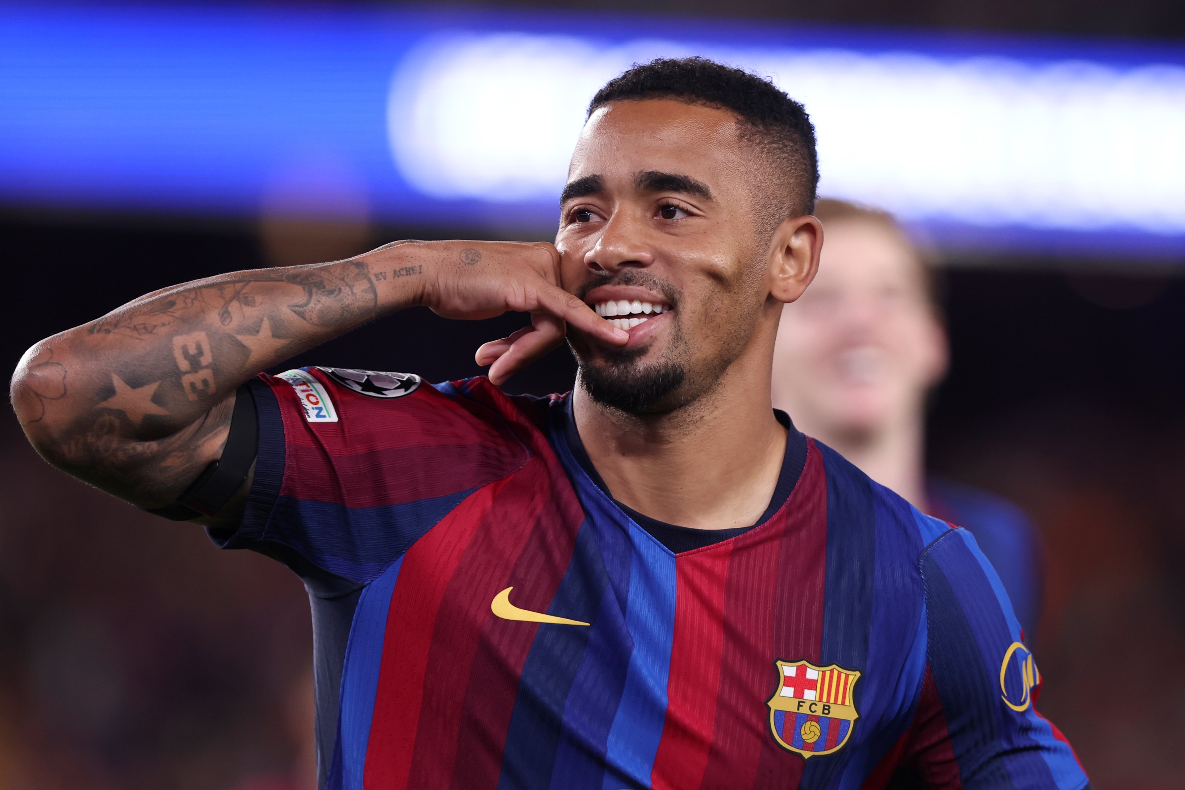 Na Champions, Gabriel Jesus marca pela primeira vez com o Barcelona