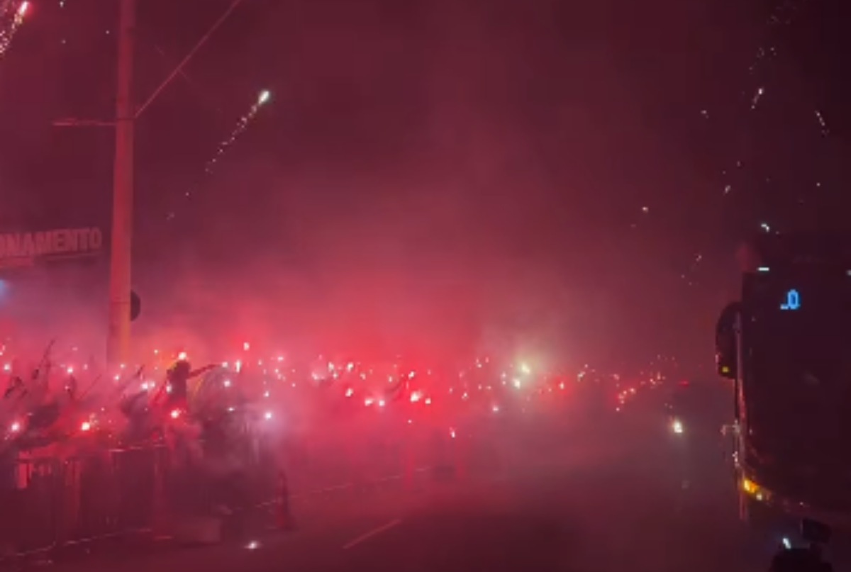 Copa do Brasil: torcida do Atlético-MG faz "rua de fogo" antes de clássico