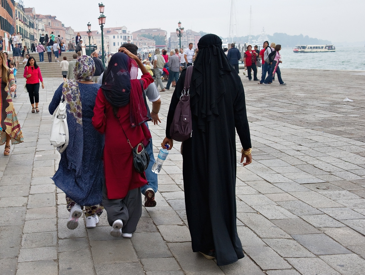Burcas e niqabs proibidos na Itália e na Espanha - Metrópoles 
