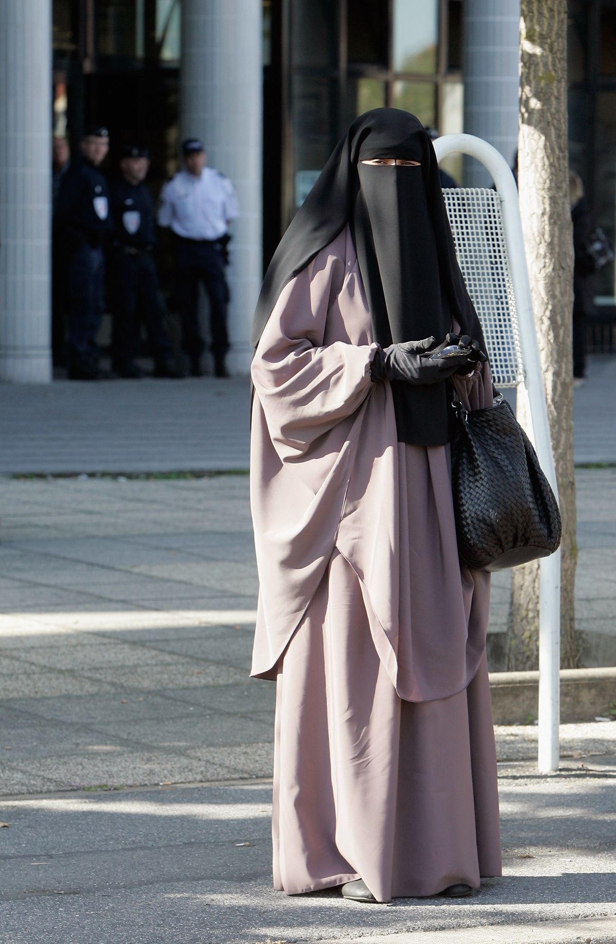 Burcas e niqabs proibidos na Itália e na Espanha - Metrópoles 