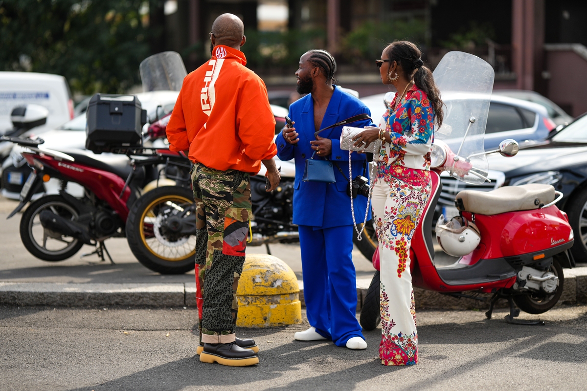 jovens vestindo roupas coloridas - Metrópoles