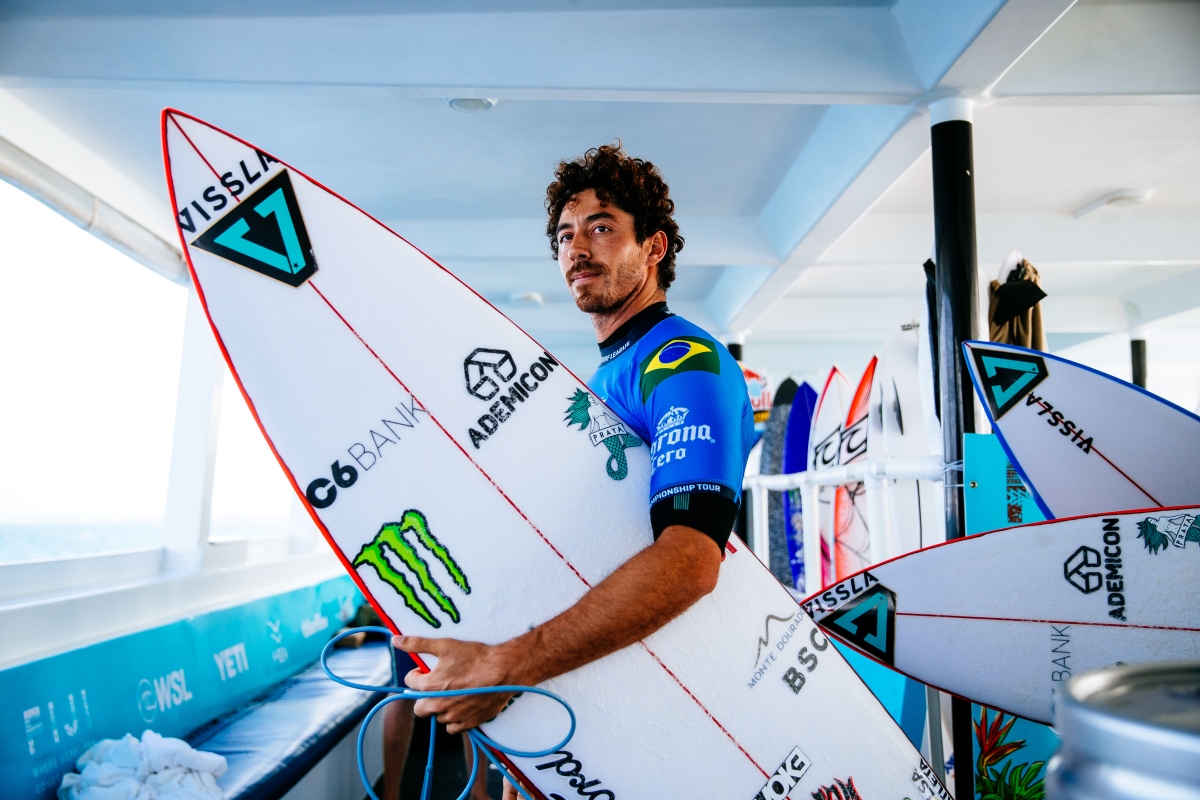 Surfe: Yago Dora vira bateria e avança às oitavas de final em etapa da WSL