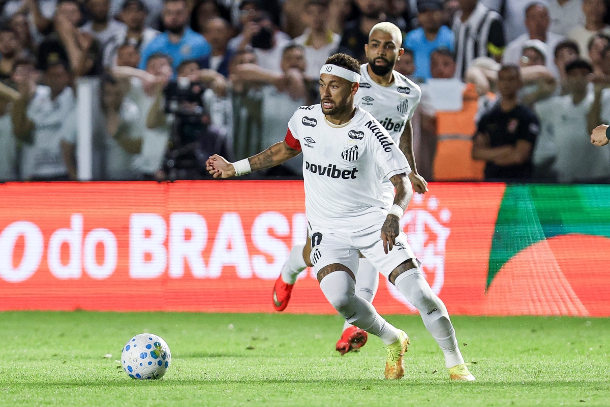 Neymar Jr. sente dores e deixa partida do Santos na Copa do Brasil