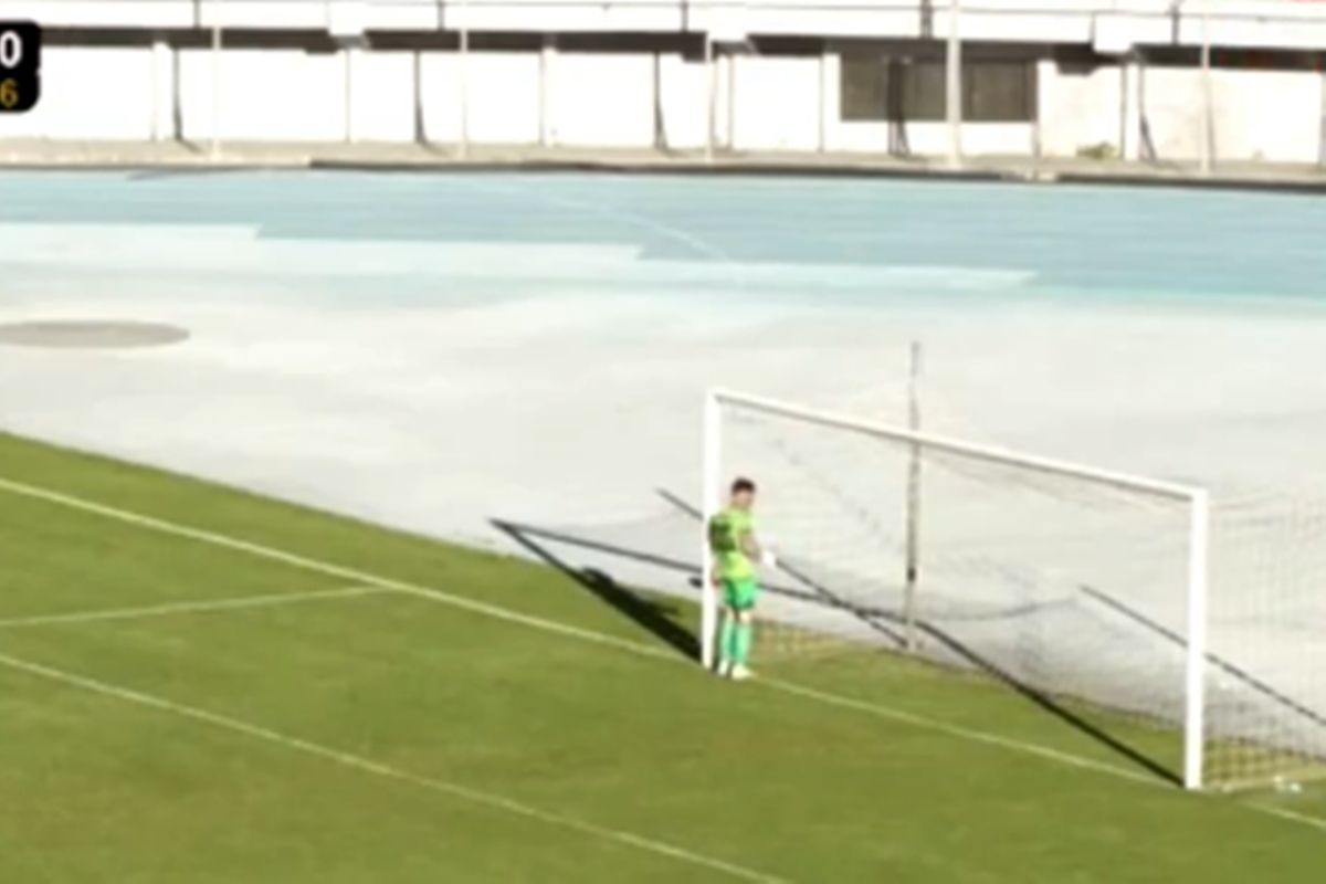 Em protesto contra a arbitragem, goleiro se recusa a defender pênalti