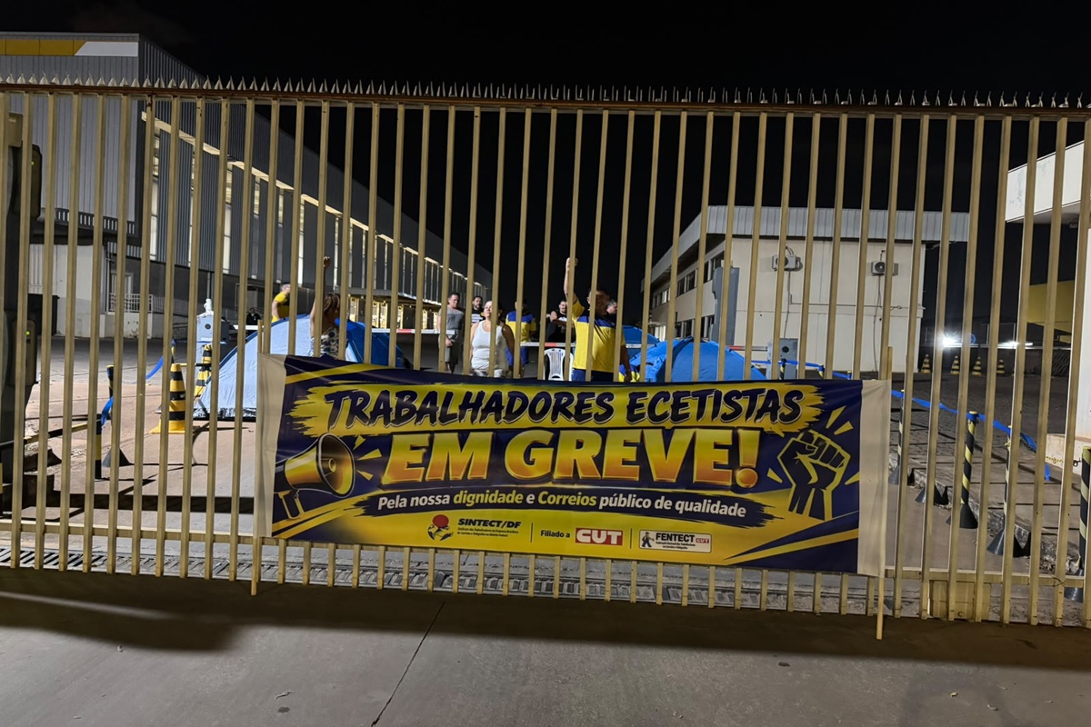 Funcionários dos Correios fecham galpão e impedem entrega de cargas no DF