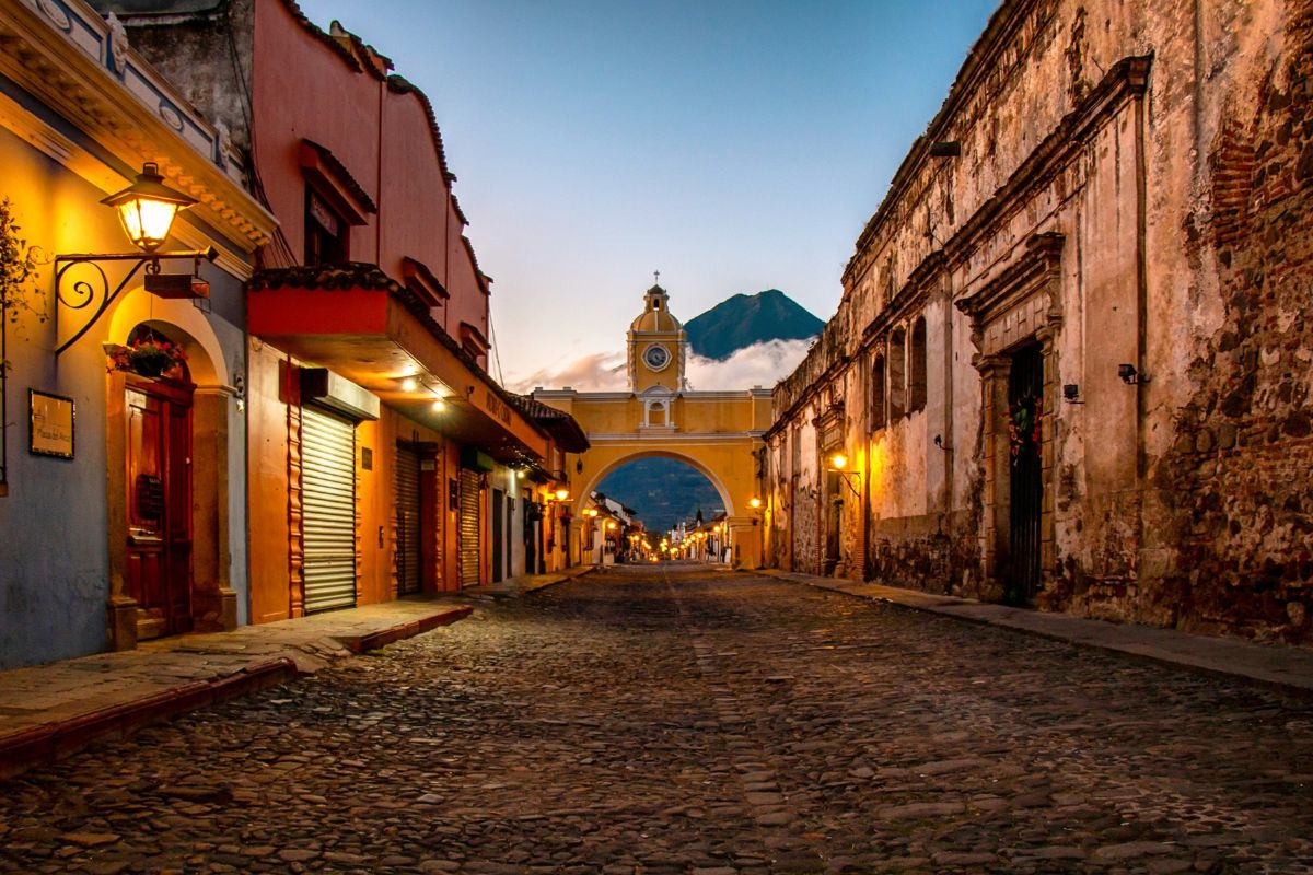 Arco de Santa Catalina na cidade colonial de Antigua Guatemala