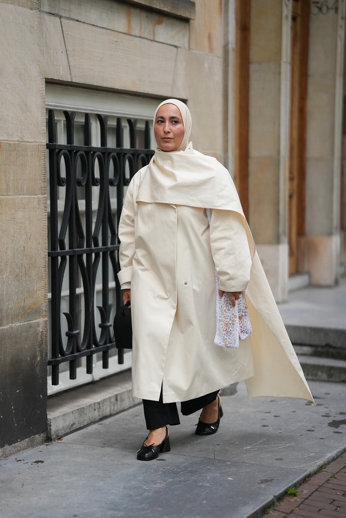 foto com cor. Mulher usando hijab - metrópoles