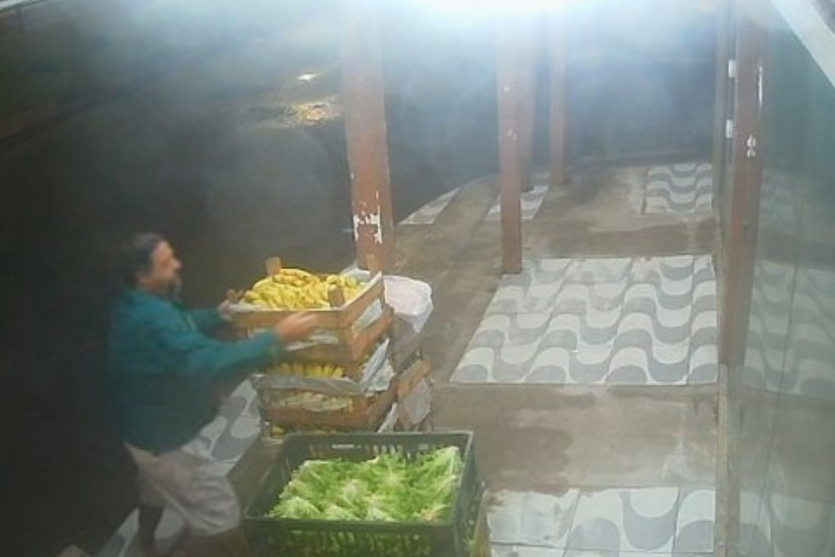 RJ: homem é flagrado ao furtar 60 kg de banana de hortifruti em Cabo Frio
