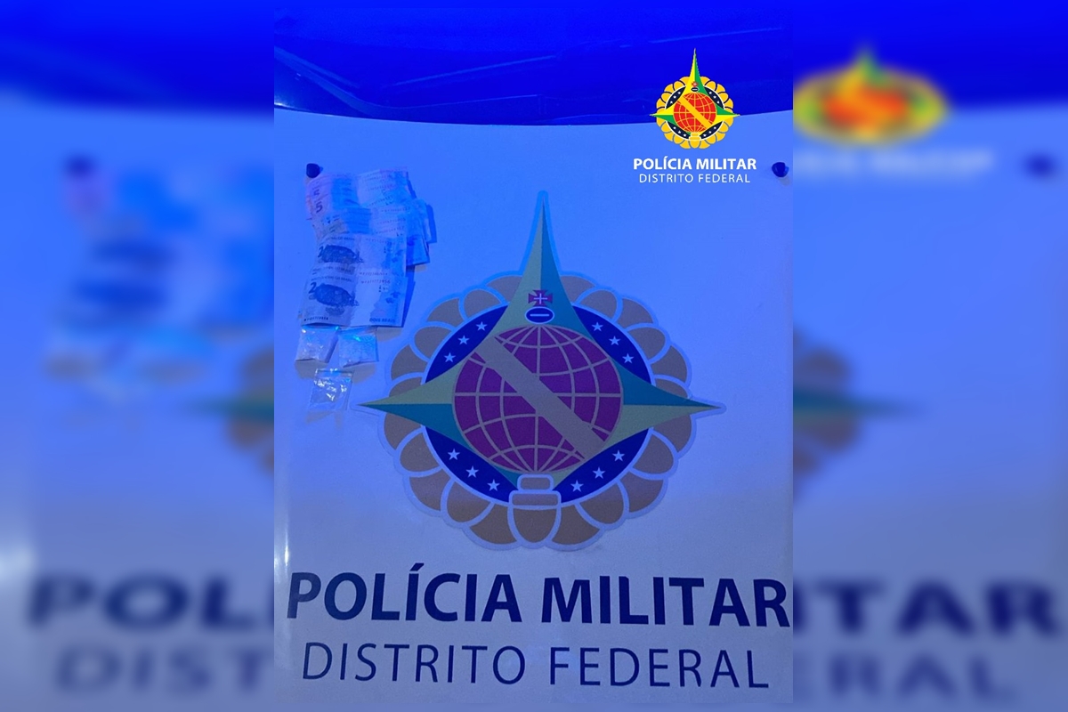 Homem de tornozeleira foge de blitz, joga droga pela janela e é preso