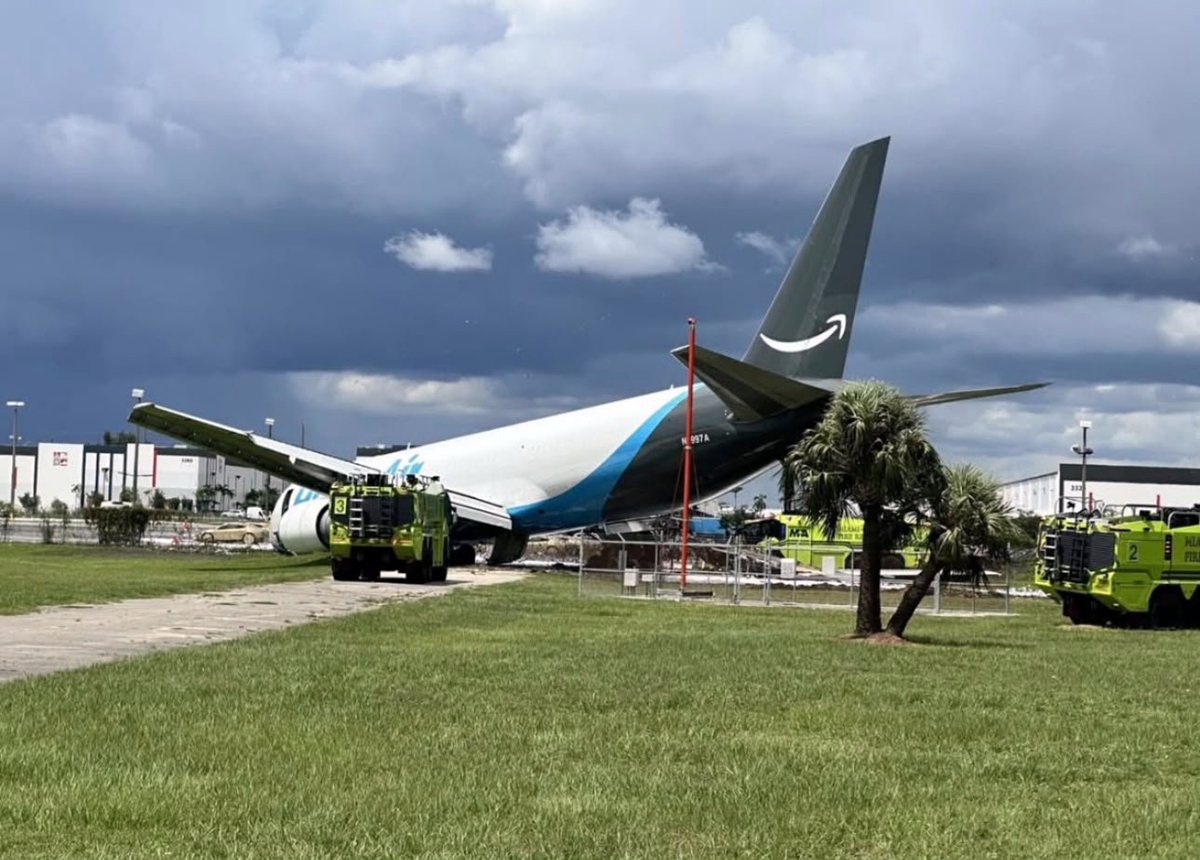 Um avião da Amazon caiu nos arredores do Aeroporto Internacional de Miami, nos Estados Unidos - Metrópoles