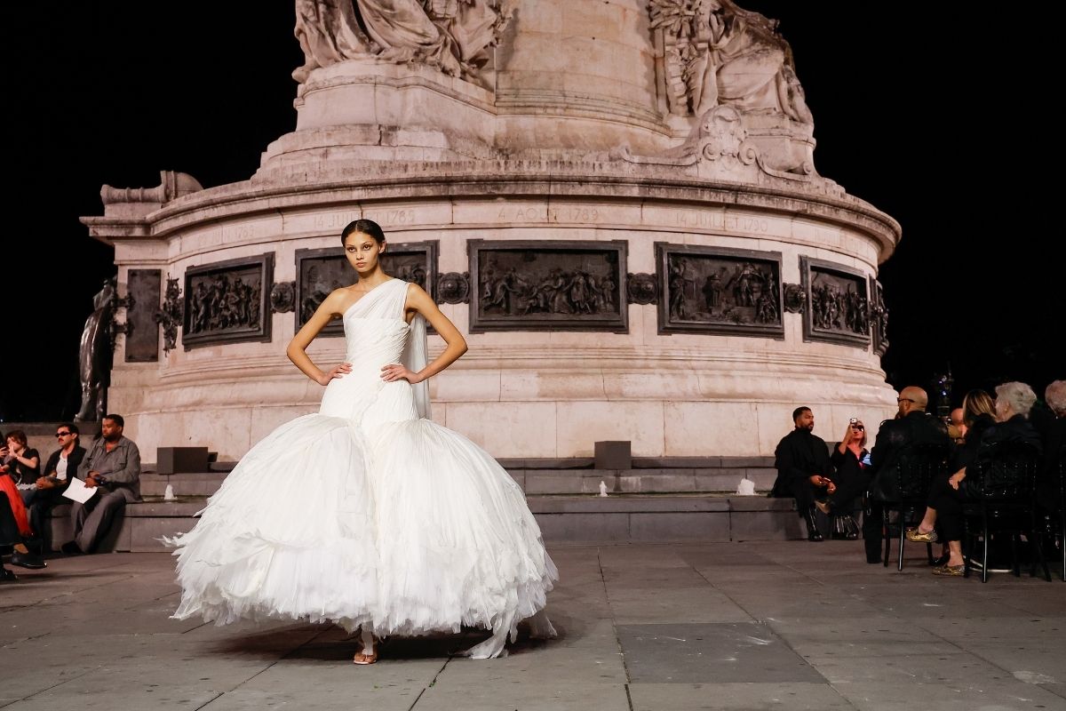 Volumes, texturas e metalizados são destaques no Paris Fashion Week