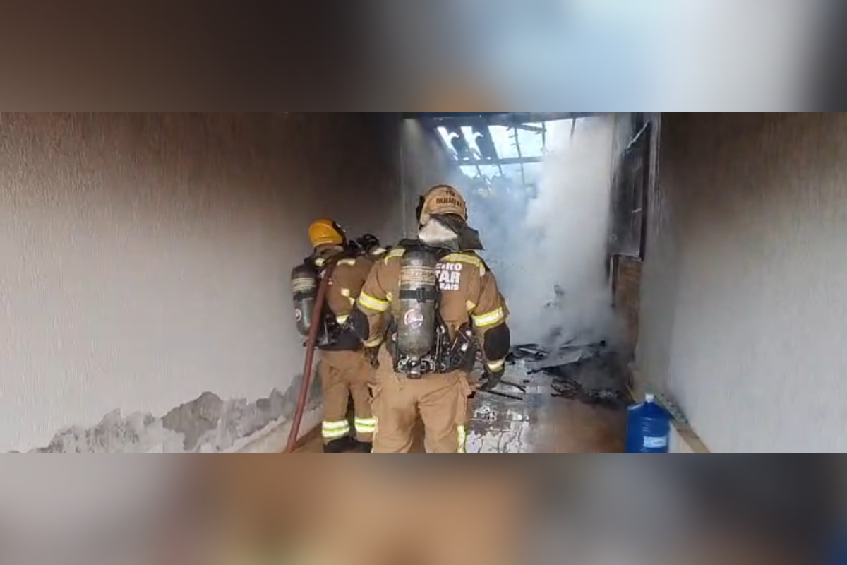 Bombeiros deixam simulado para combater incêndio real em Uberaba (MG)