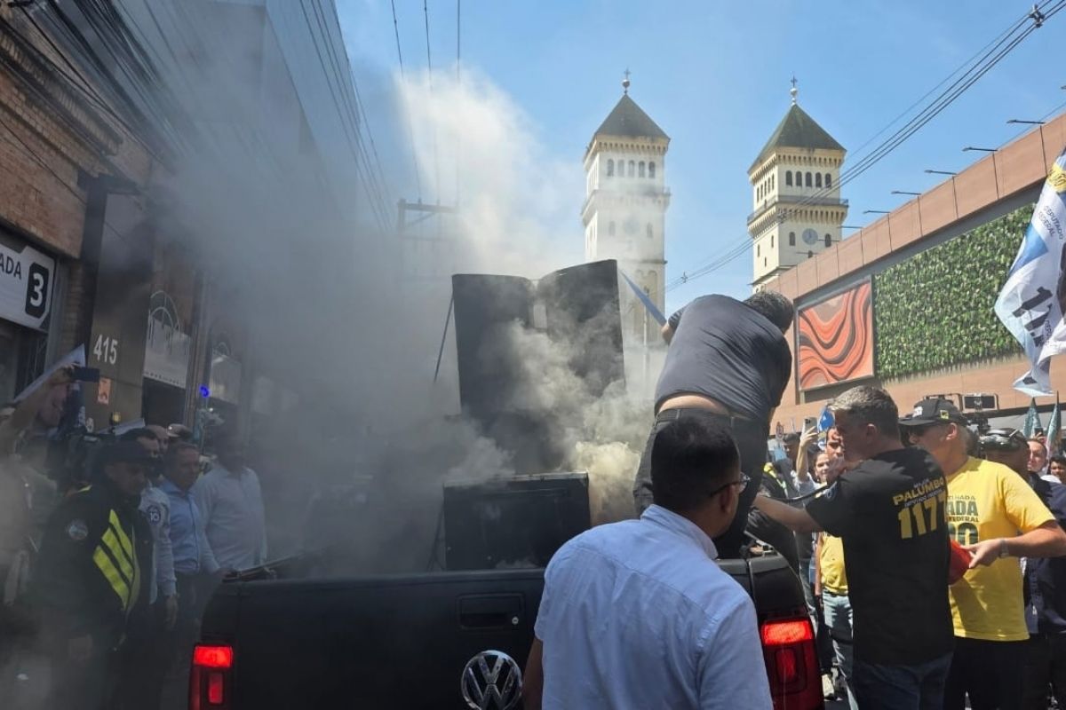 Caixa de som pega fogo em evento de Flávio Bolsonaro e Tarcísio em SP
