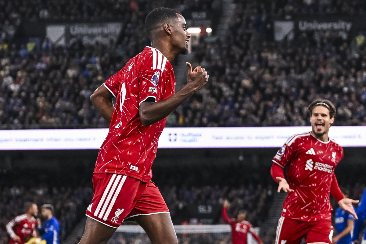 Isak marca dois, Liverpool bate Ipswich e vence primeira na Premier League