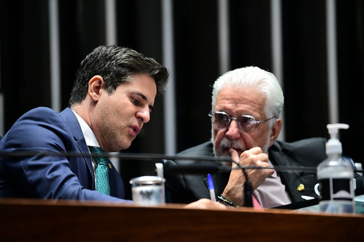 O deputado Ismael Alexandrino (PSD-GO) conversa com o líder do governo no Senado, 