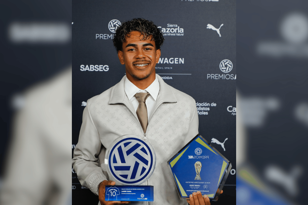 Lamine Yamal recebe prêmio de melhor jogador do Campeonato Espanhol