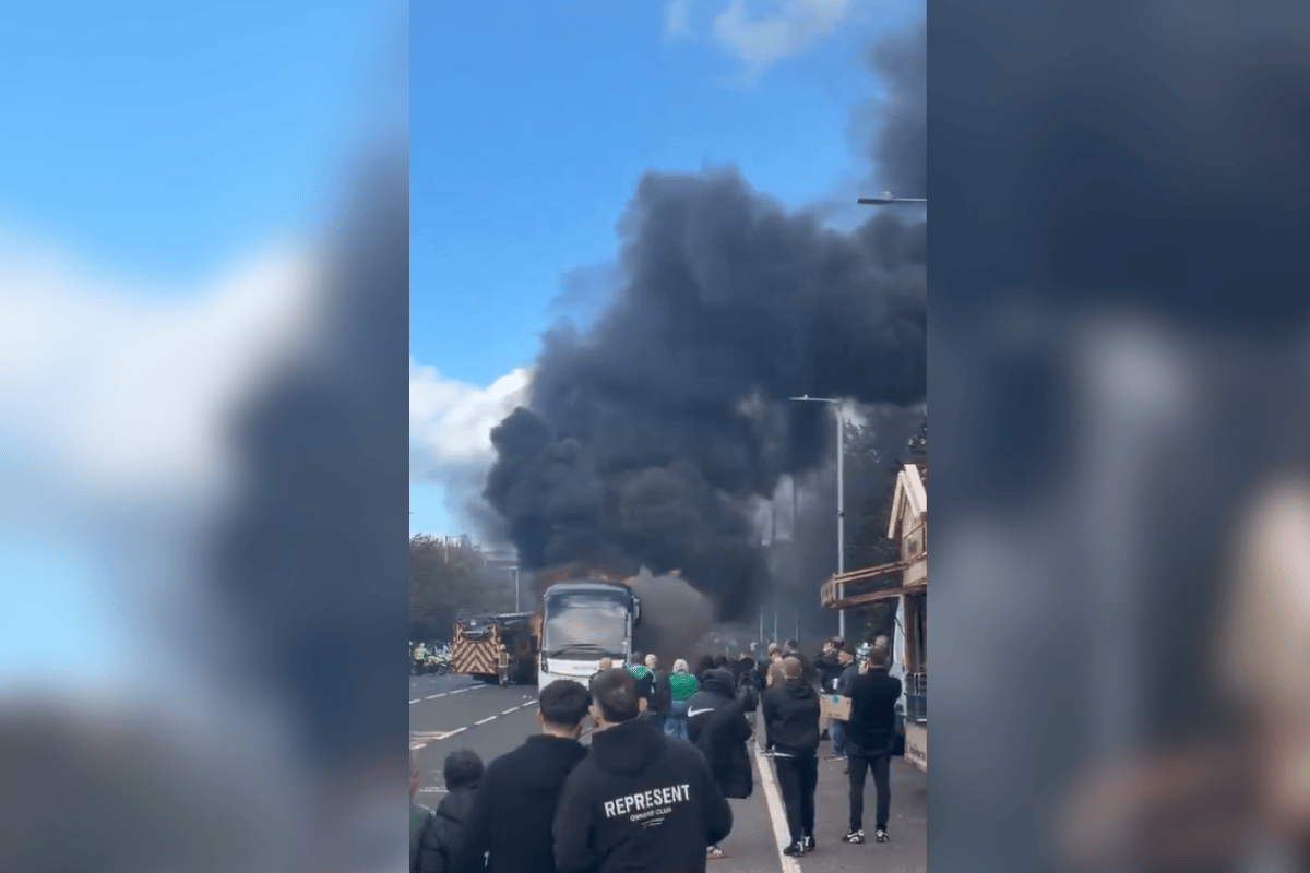 Ônibus com torcedores do Celtic pega fogo após clássico contra o Rangers