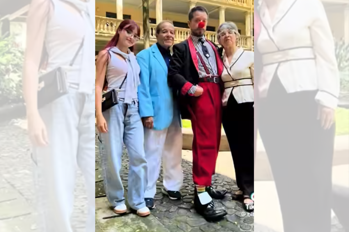 Jovem recebe diploma vestido de palhaço para homenagear o trabalho do pai