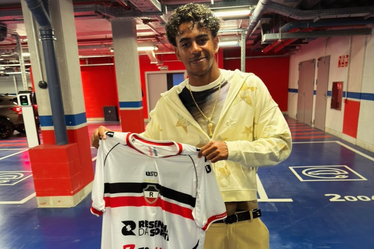 Lamine Yamal posa com camisa do River-PI após goleada do Barcelona