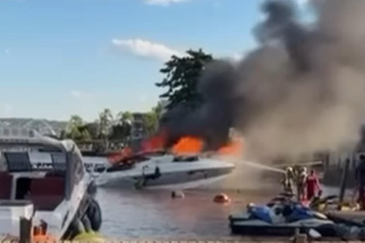 Lancha pega fogo no Lago Paranoá e deixa quatro pessoas gravemente feridas