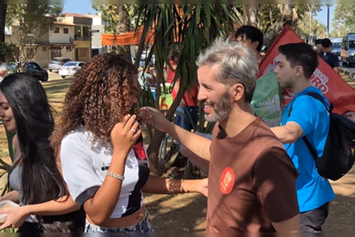 Grass visita faculdades e fala sobre emprego e educação para juventude