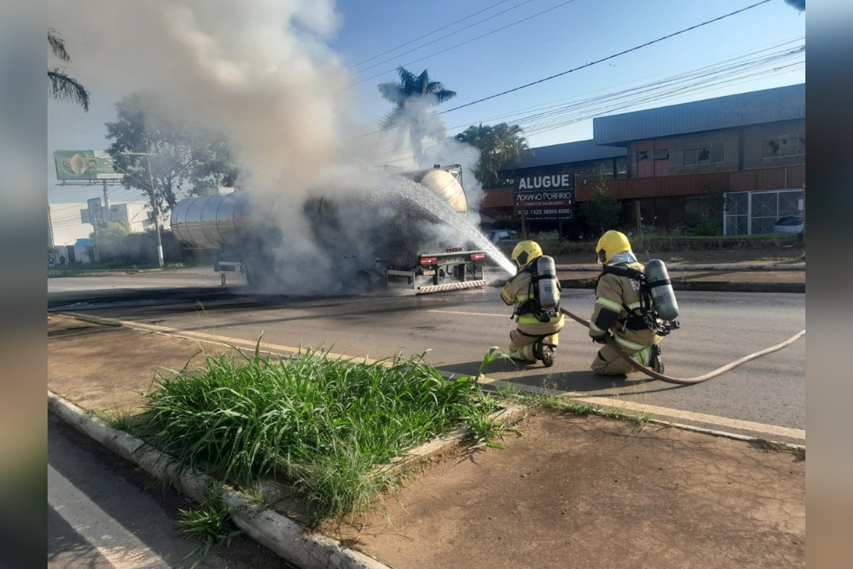 Bombeiro de Araxá MG apagando fogo em carreta com 37 mil litros de leite