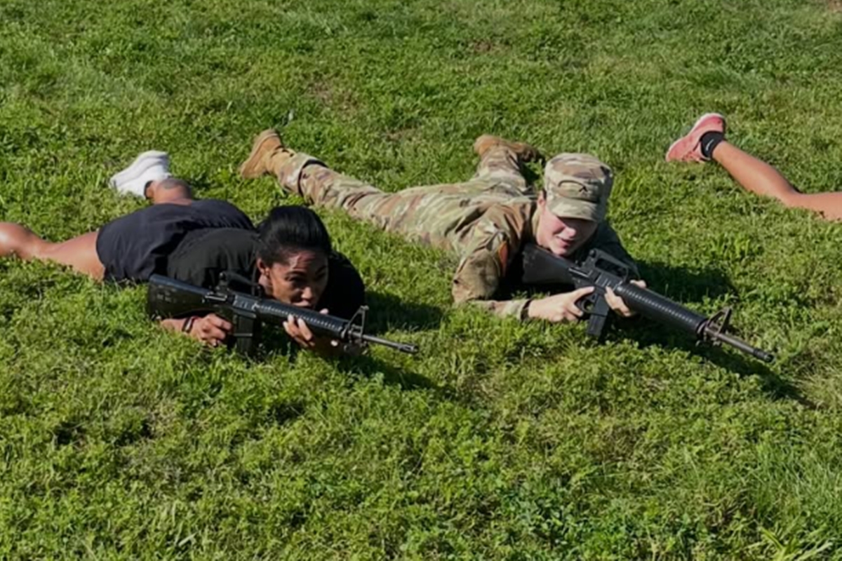 Lise Oliveira, jornalista brasileira, em treinamento militar nos EUA - Metrópoles