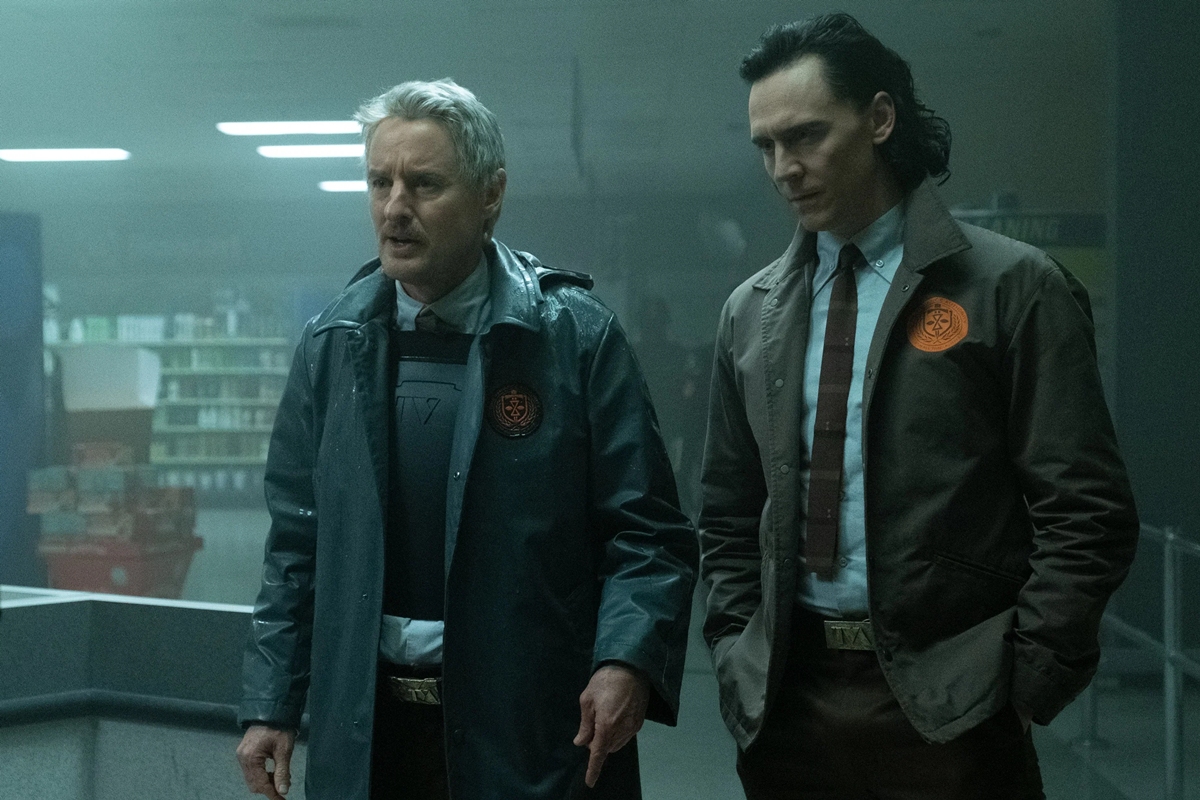 Imagem colorida dos personagens Loki e Mobius na série Loki, do Disney + - Metrópoles