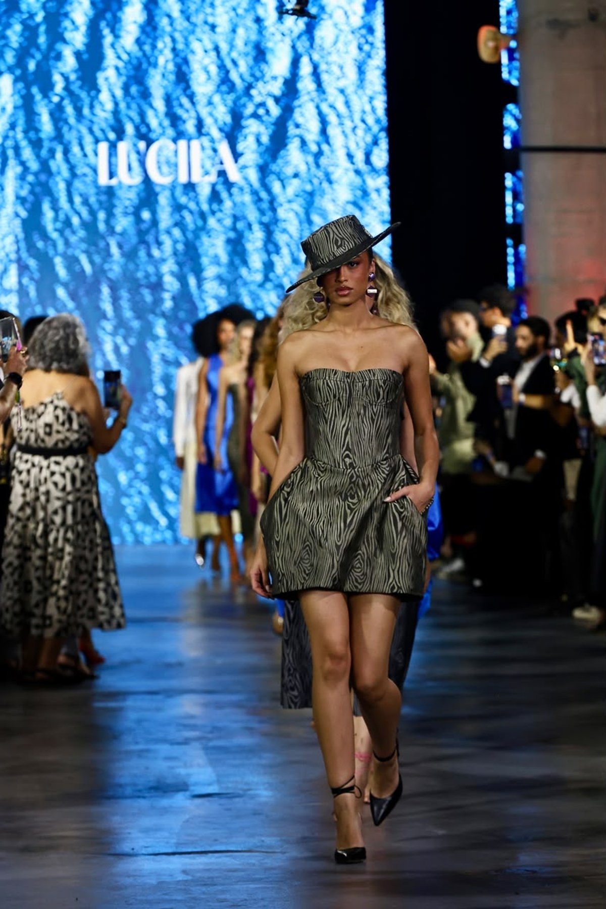 foto com cor. metrópoles catwalk - metrópoles