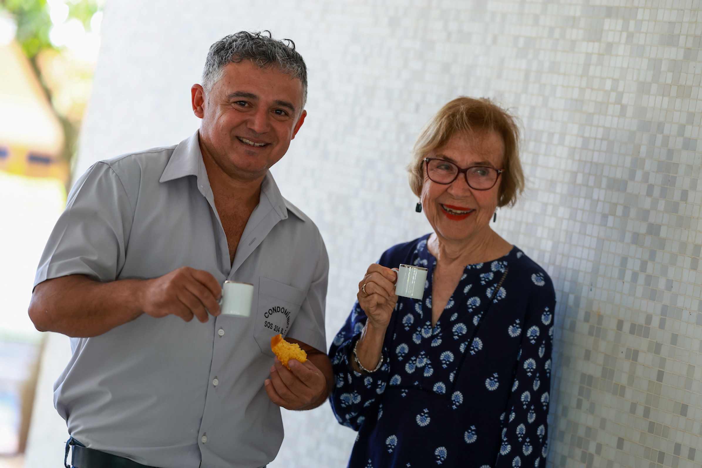 Imagem mostra senhora e homem tomando café - Metrópoles