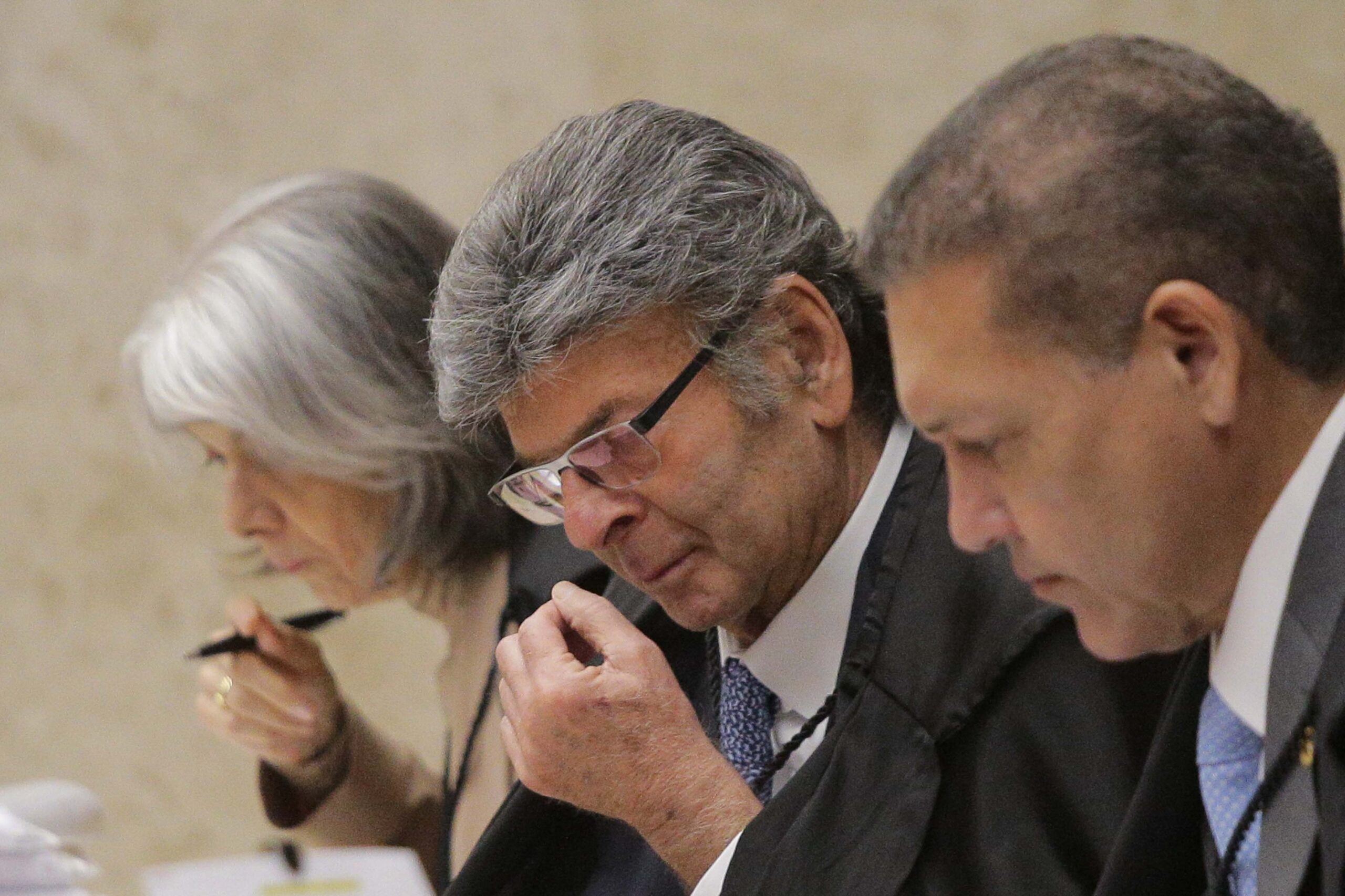 Alvo de Gilmar, Fux pede à PF acesso integral a celular de Vorcaro