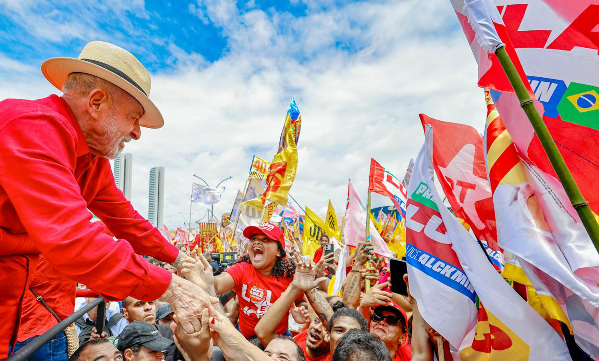 "Votar na família Bolsonaro é votar no Vorcaro", diz Lula em Pernambuco