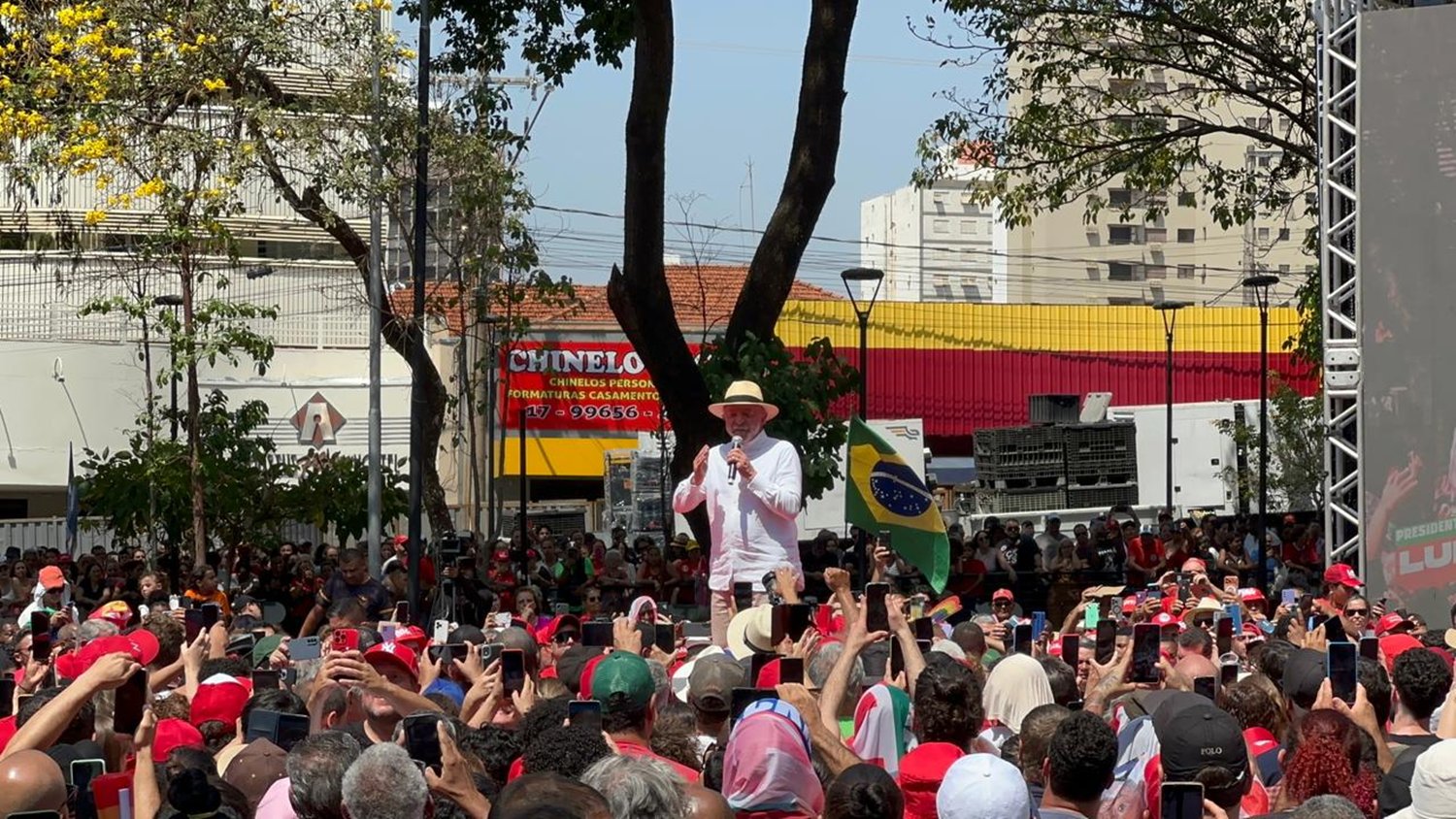 "Trump, faça um Pix para você ver como é bom", convida Lula em comício