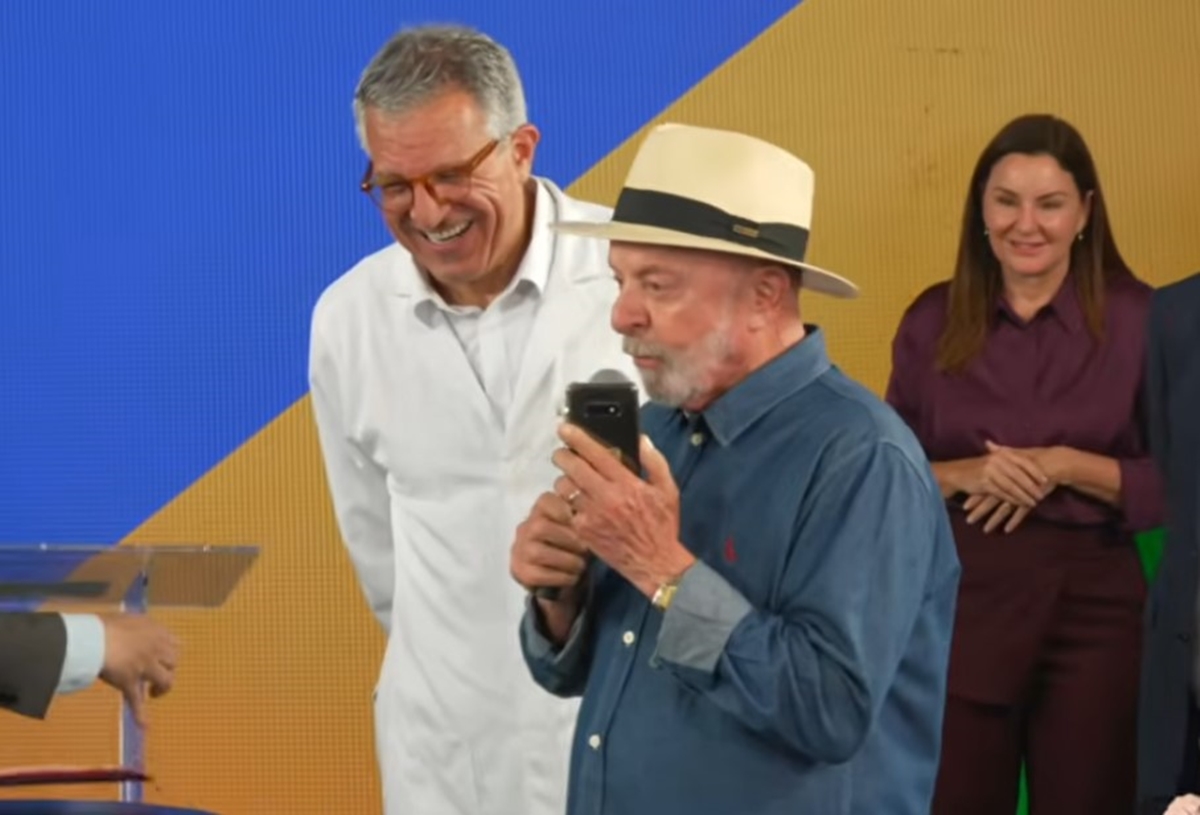 No Pará, Lula liga ao vivo para Dino e Flávio Bolsonaro ataca gesto