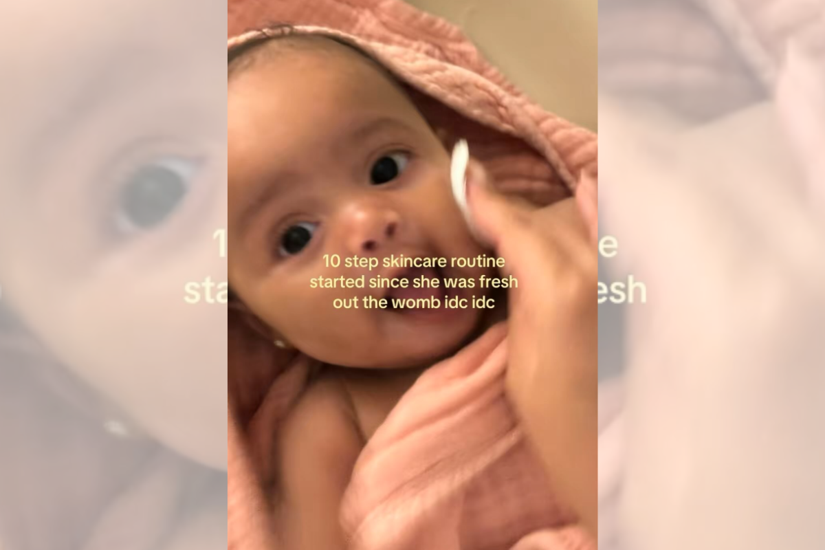 Mãe é criticada por rotina de skincare de 10 passos para filha de 5 meses