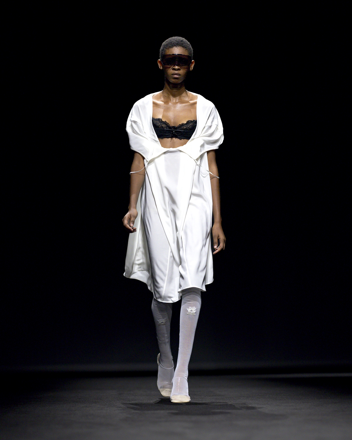 foto com cor. margiela primavera/verão 2027 - metrópoles