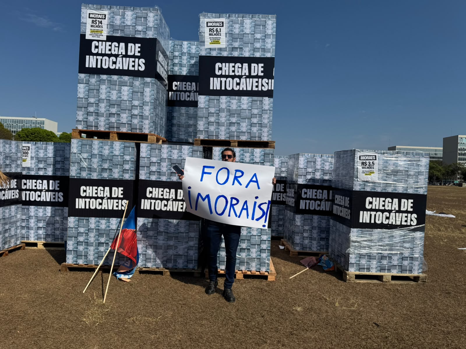 Manifestantes protestam contra Moraes antes de início de sessão no STF