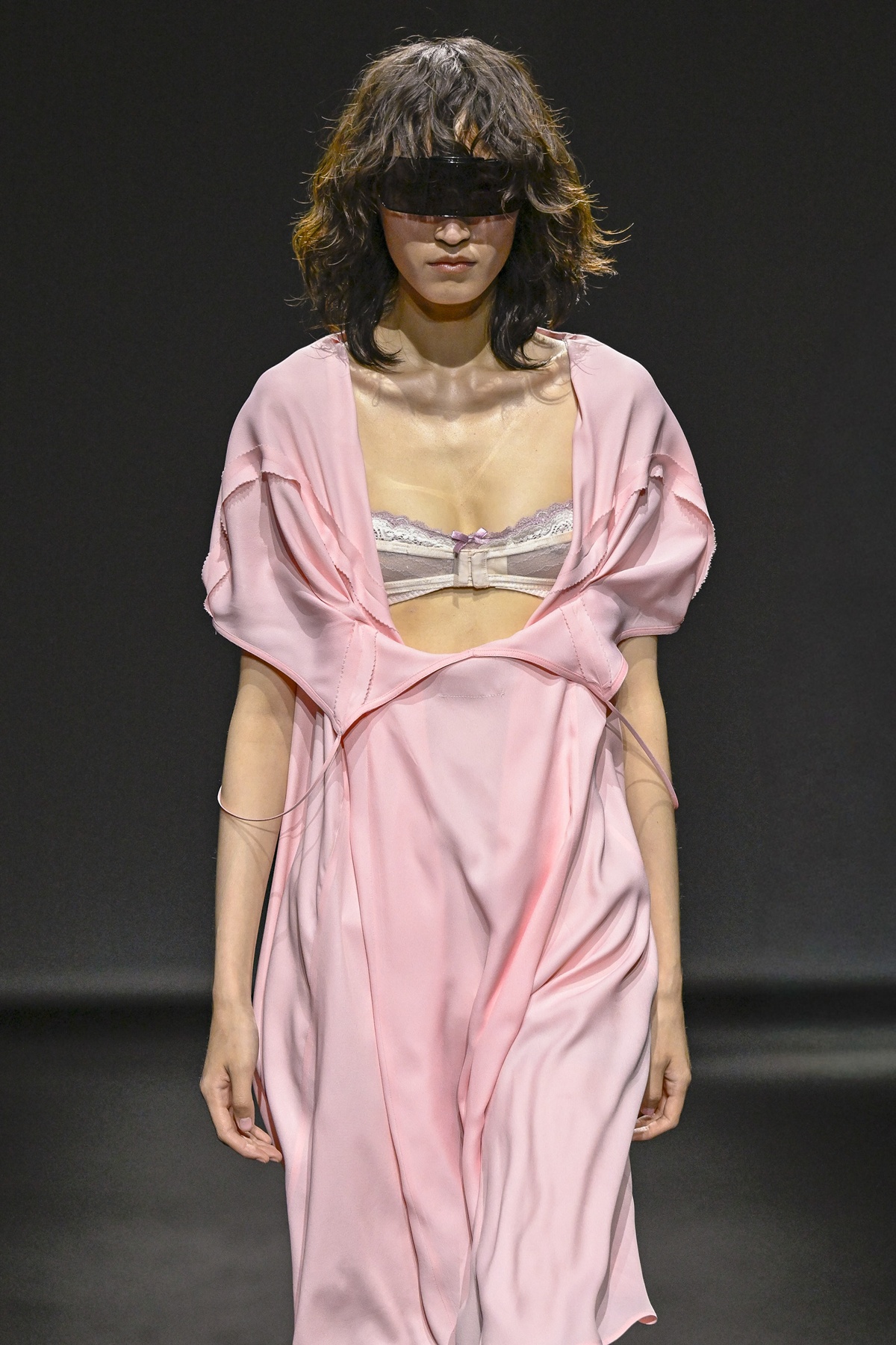 foto com cor. margiela primavera/verão 2027 - metrópoles