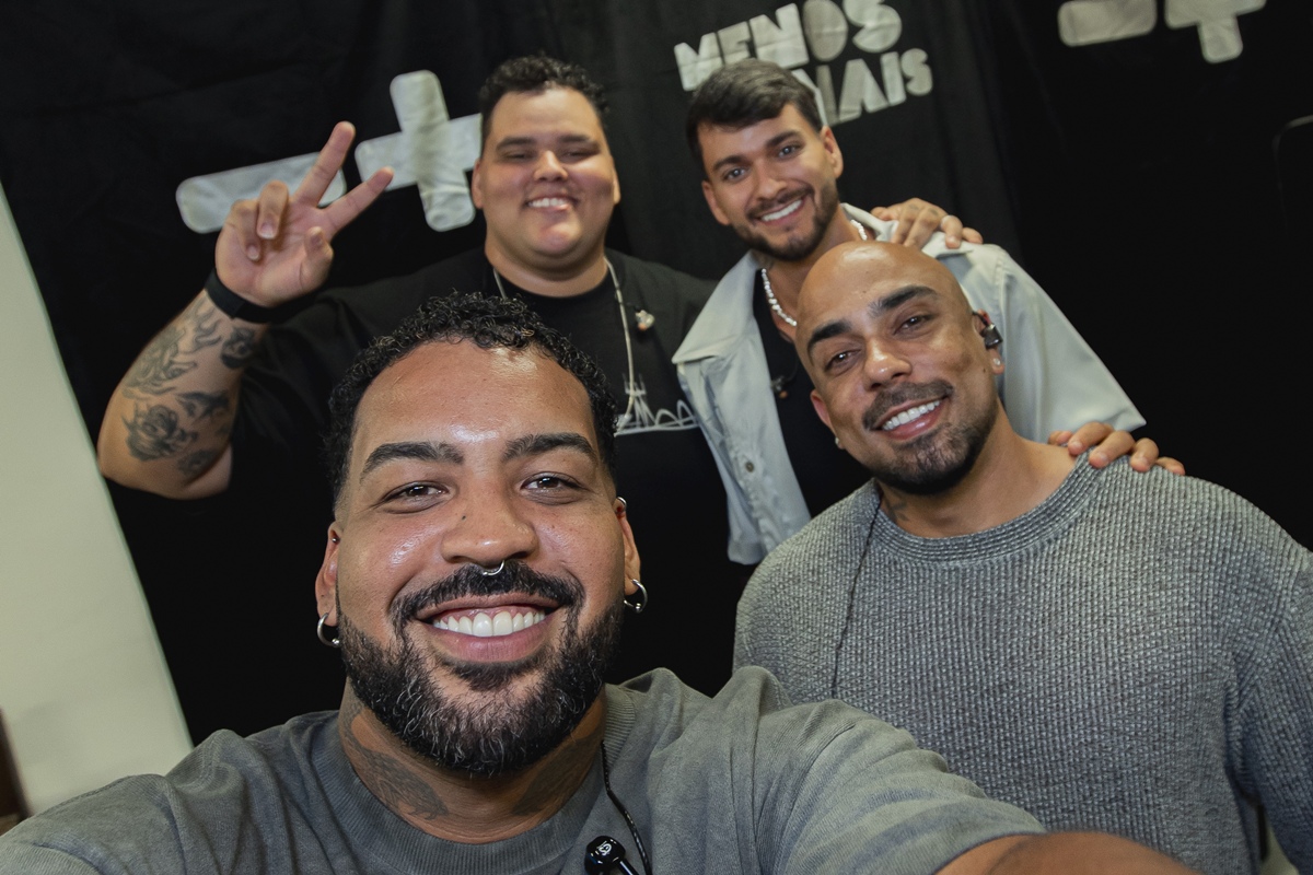 foto colorida do grupo menos é mais - metrópoles
