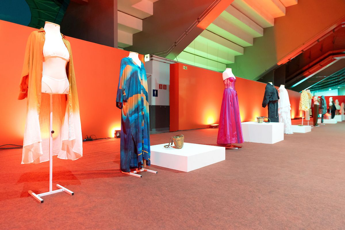 Exposição permite ver de perto as peças desfiladas no Metrópoles Catwalk