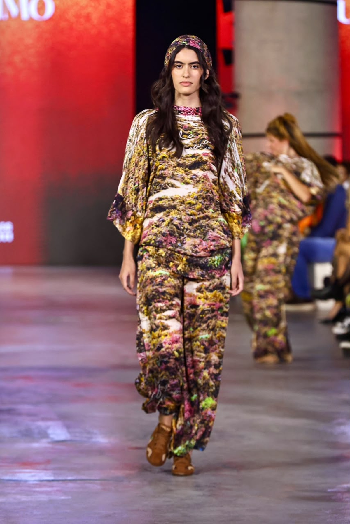 foto com cor. passarela meu kimô no metrópoles catwalk - metrópoles