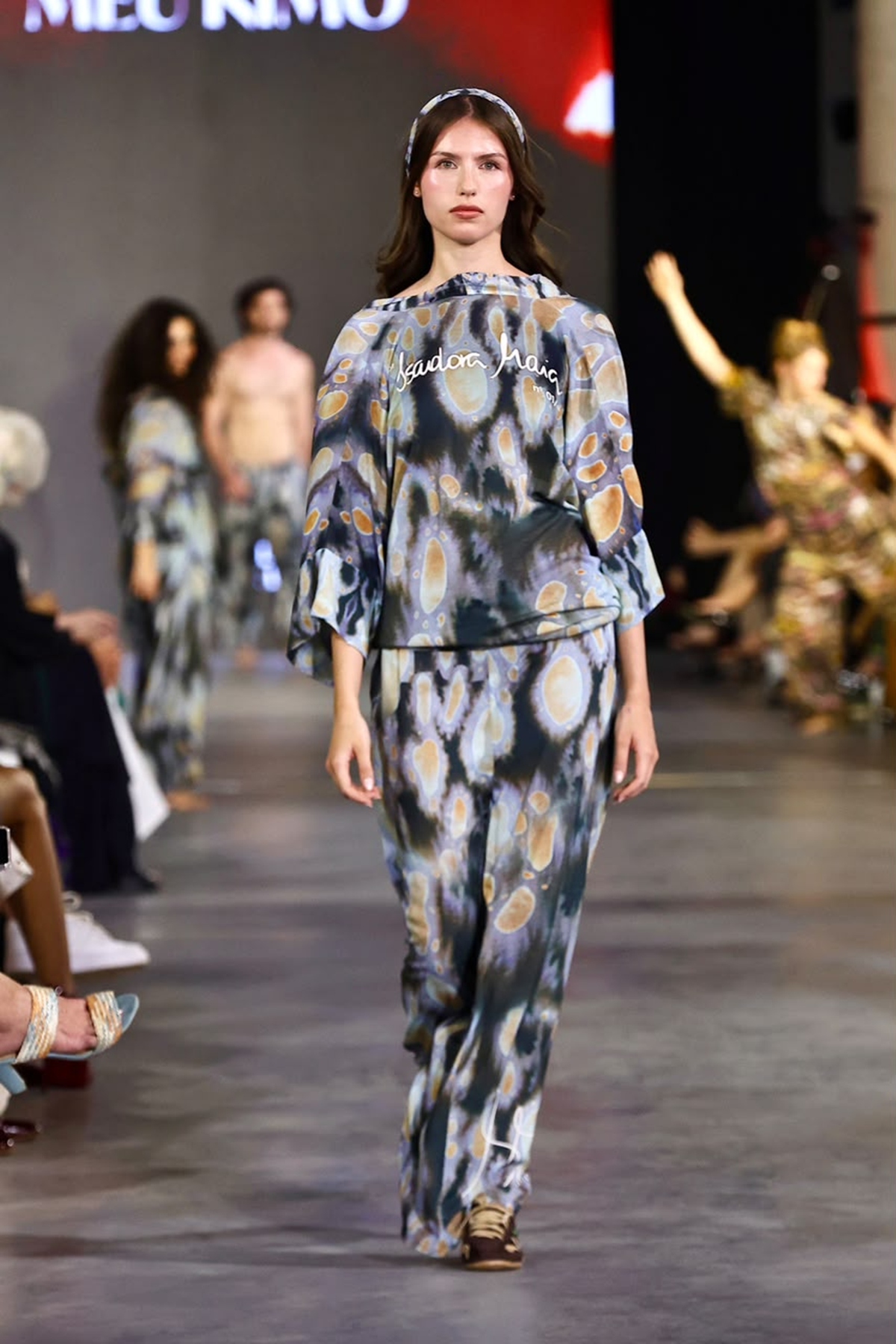 foto com cor. passarela meu kimô no metrópoles catwalk - metrópoles